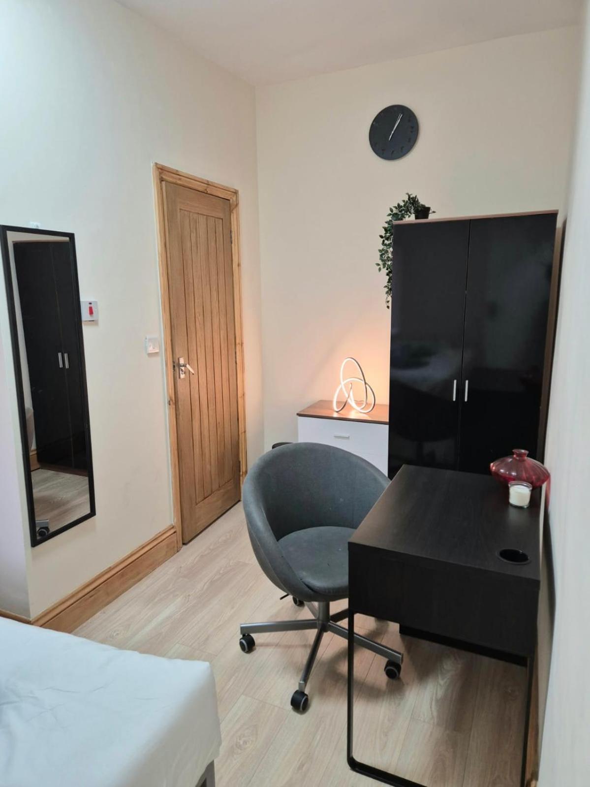 Rooms In Manchester 6 Minutes Drive To Victoria Station Eksteriør bilde